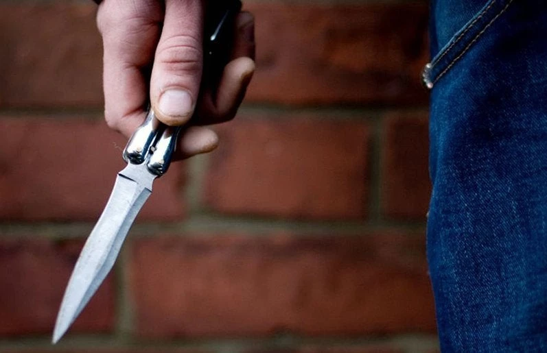 Αλλοδαποί έβγαλαν μαχαίρια στη Θεσσαλονίκη – Ένας τραυματίας